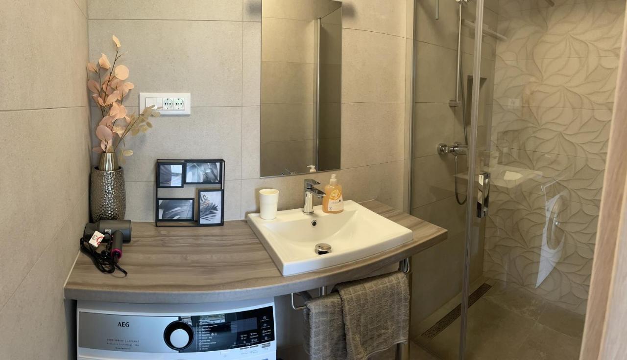 Sandra Apartments Макарска Екстериор снимка